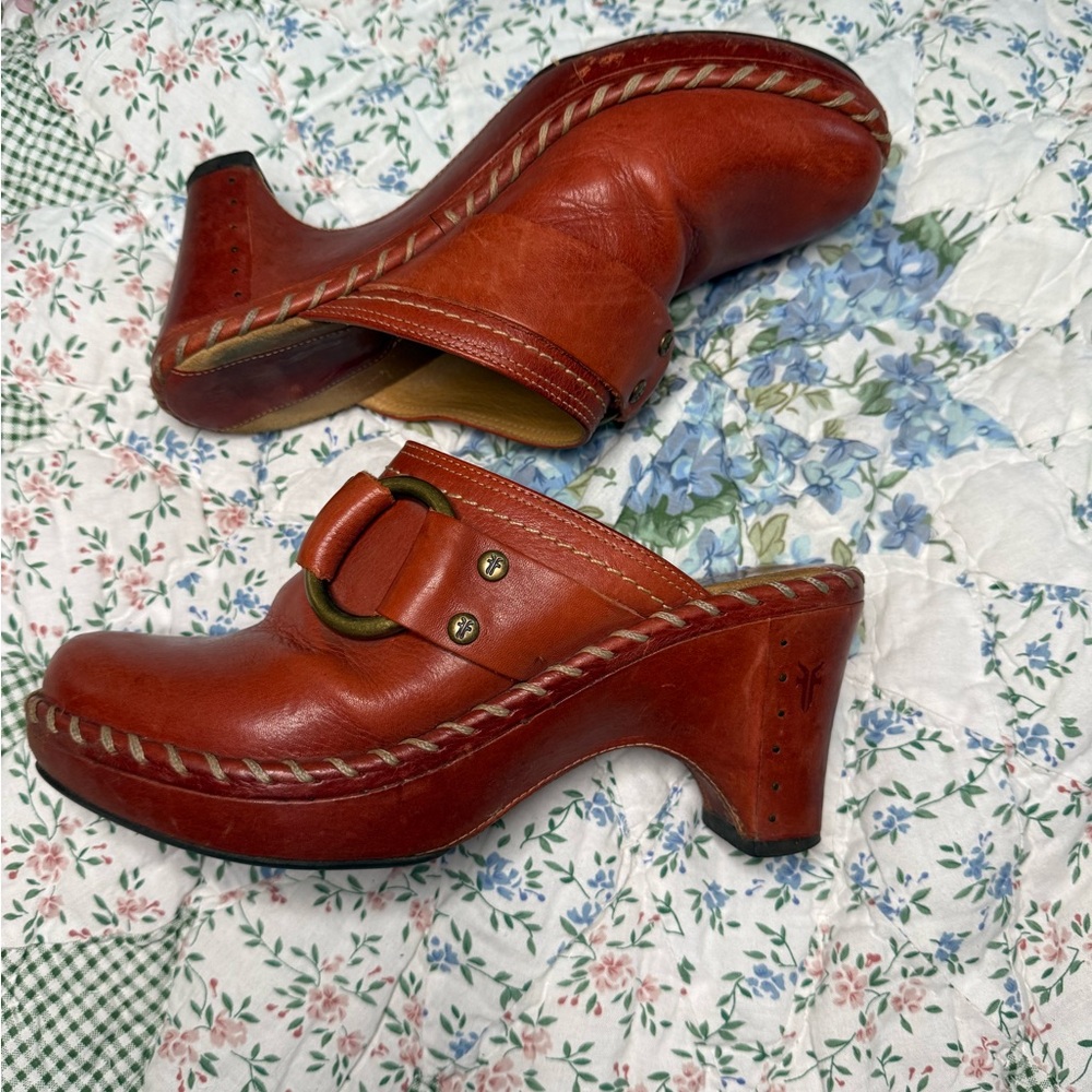 Vintage Y2K FRYE brown/red leather clogs with brass buckle size 6 made in Brazil